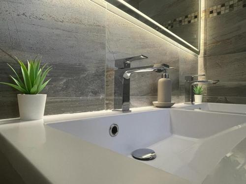 梅尔齐希Hotel Roma的浴室内设有一个白色水槽和水龙头