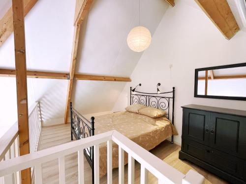 伊皮Uylkenshof safaritenten en natuurhuisjes的一间带一张床的卧室,位于带楼梯的房间