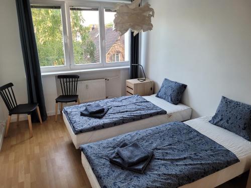 格但斯克Apartament nad morzem的一间卧室设有两张床和窗户。
