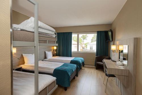 玛丽港阿德隆酒店的酒店客房设有两张双层床和电视。