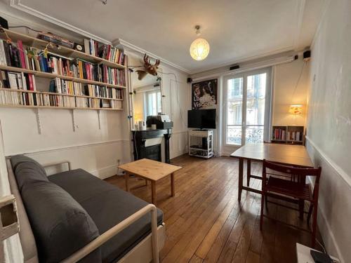 巴黎Apartment near Montmartre(2 rooms!)的客厅配有沙发和桌子