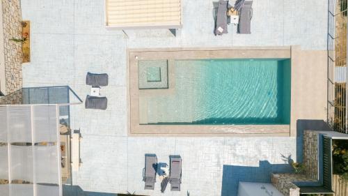 瓦西里科斯Le Mar Villa的建筑物一侧的游泳池