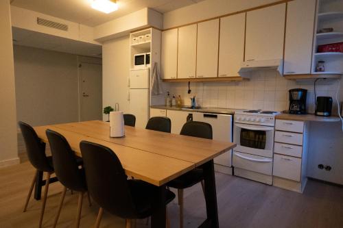 米凯利Koivikko Lifestyle Center的厨房配有木桌和椅子