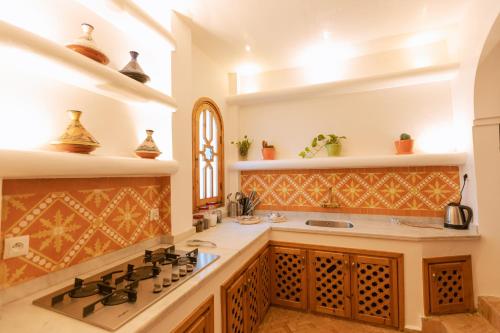 丹吉尔Riad Villa with Mediterranean Sea Views of Spain and Gibraltar的厨房配有炉灶和台面