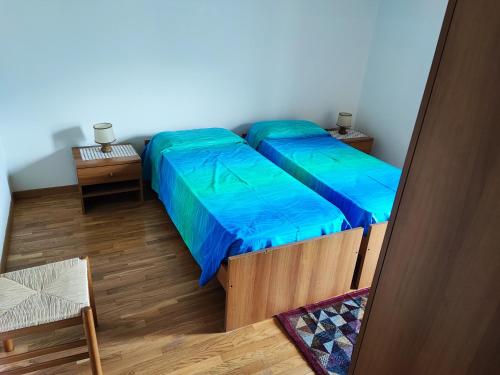 卡德尔佐内Casa Sartori的小房间设有两张床和一张桌子