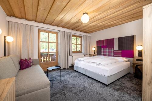 图克斯辛特图塞尔霍夫儿童与冰川酒店的一间卧室配有一张大床和一张沙发
