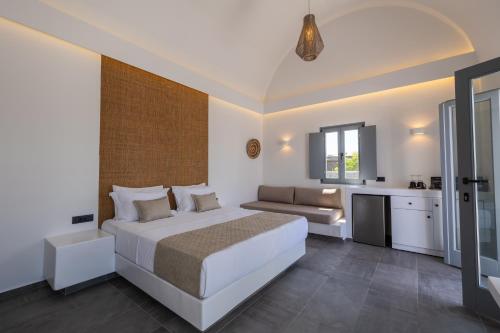 卡特瑞杜斯Bonsai Luxury Suites的白色卧室配有床和沙发
