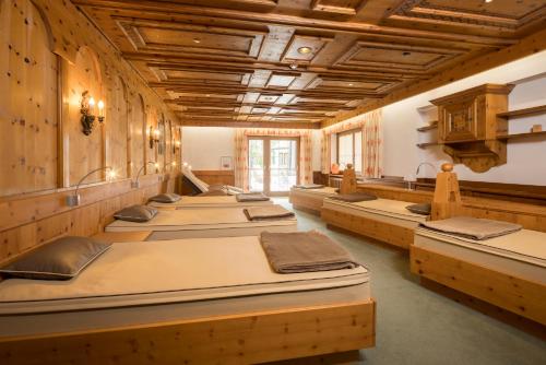 奥贝劳斯尔博贝尔格酒店的木墙房间的一排床位