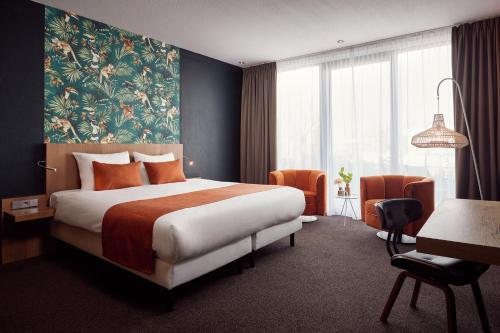 布勒克伦布勒克伦凡德瓦克酒店的配有一张床和一张书桌的酒店客房
