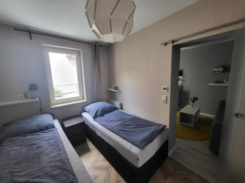 沃梅尔斯泰德Exquisite, gemütliche kleine Wohnung mit Balkon的一间小卧室,配有两张床和镜子