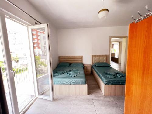 圣金Vila Manuel的一间带两张床的卧室和一个阳台