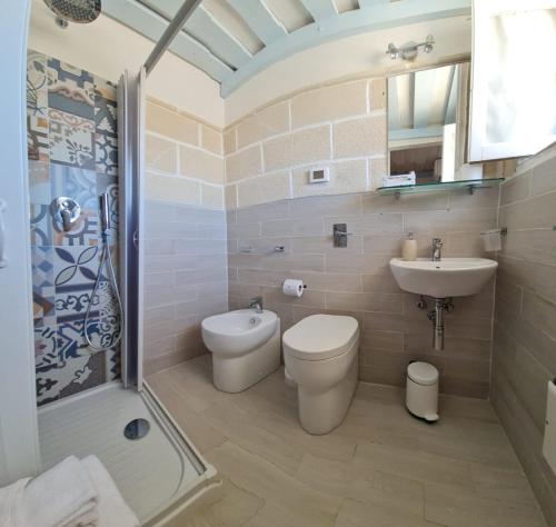 法维尼亚纳Albergo isola mia的浴室配有卫生间、盥洗盆和淋浴。