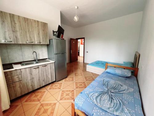 圣金Vila Manuel的厨房配有床、水槽和冰箱