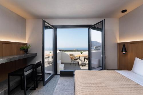 皮尔戈斯La Torretta的酒店客房设有一张床和一个阳台。