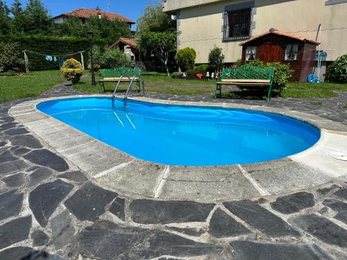 La GandaraLa Casona El Carrascal的院子里的大型蓝色游泳池
