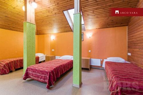 IruUrusel Hostel的一间设有两张床的房间,里面标有标志