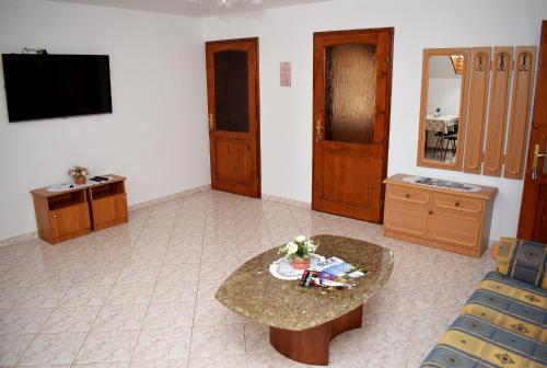 哈卡尼Nóra apartman的客厅配有桌子和电视