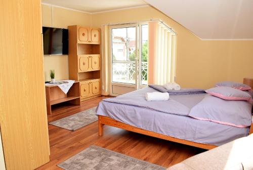 哈卡尼Nóra apartman的一间卧室设有一张床和一个窗口