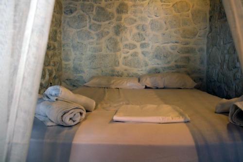 MandrákionVolcano View Nisyros的石墙客房的两张床