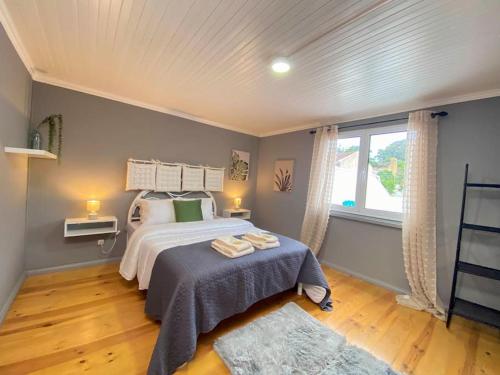 圣罗克Brisa do Mar的一间卧室设有一张大床和一个窗户。