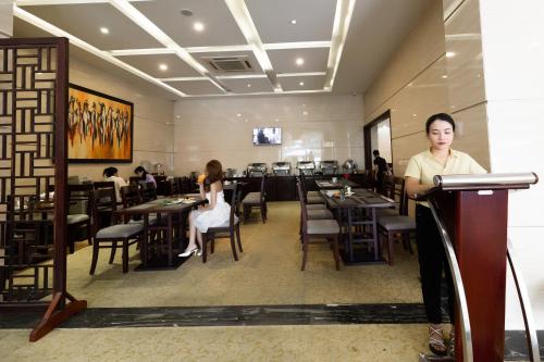 Ðông Hà金广三酒店的站在餐厅讲台上的人