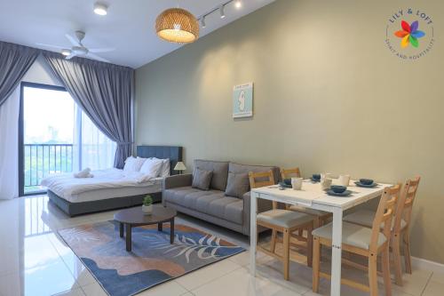 吉隆坡KLCC Luxury Suite @ Chambers by Lily and Loft的客厅配有沙发和桌子