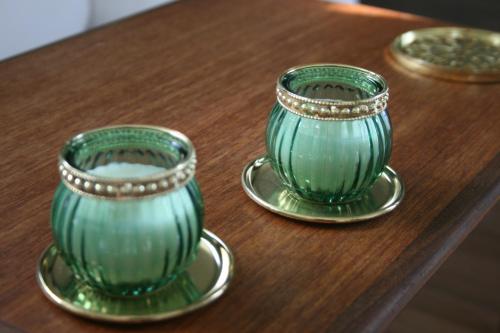 HorbelövFalsterly Glamping的木桌旁的两杯绿玻璃杯