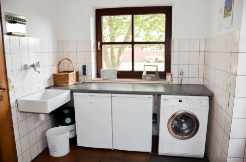 HechthausenFerienhaus Ostebogen的厨房配有水槽和洗衣机