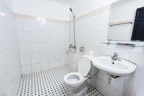 顺化卡萨布兰卡酒店的白色的浴室设有卫生间和水槽。