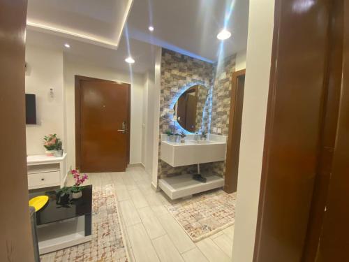 阿尔卡吉صالة وغرفتين نوم دخـول ذاتي的一间带水槽和镜子的浴室