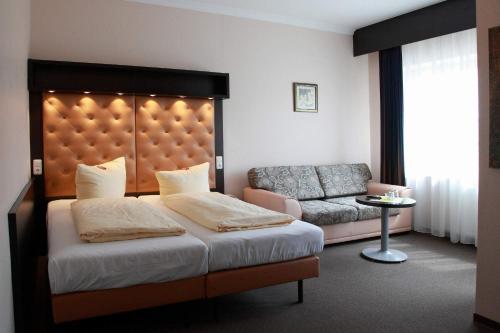 汉比伦族和露特酒店的酒店客房,配有床和沙发
