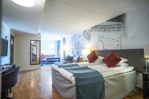 斯德哥尔摩斯卡尔霍尔姆斯堪迪克酒店的一间卧室,卧室内配有一张大床