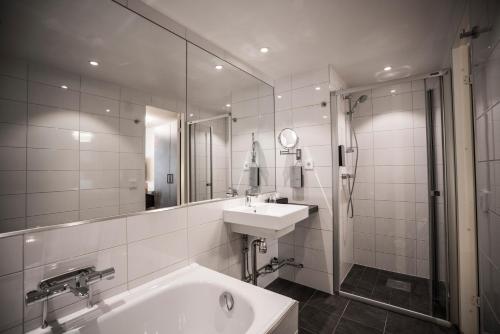 斯德哥尔摩斯卡尔霍尔姆斯堪迪克酒店的带浴缸、水槽和淋浴的浴室