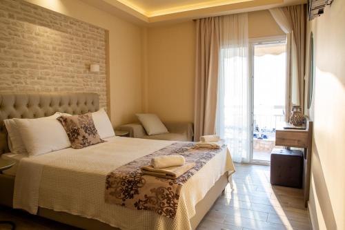 佩雷亚Luxury Plateia Rooms的一间卧室设有一张床和一个大窗户