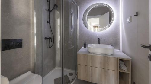 木洛希尼Mare Solis Pinea的一间带水槽、淋浴和镜子的浴室