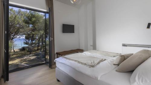 木洛希尼Mare Solis Pinea的一间卧室设有一张床和一个大窗户