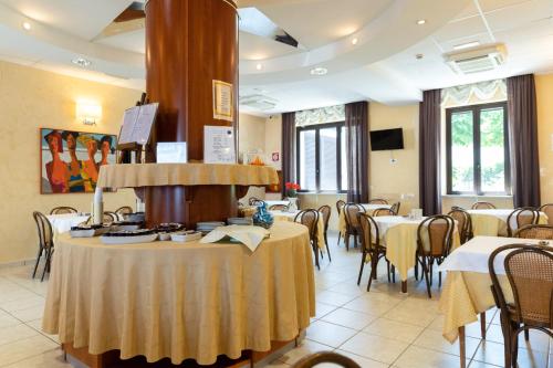 奥托纳Hotel La Bussola的一间带桌椅的用餐室以及一间
