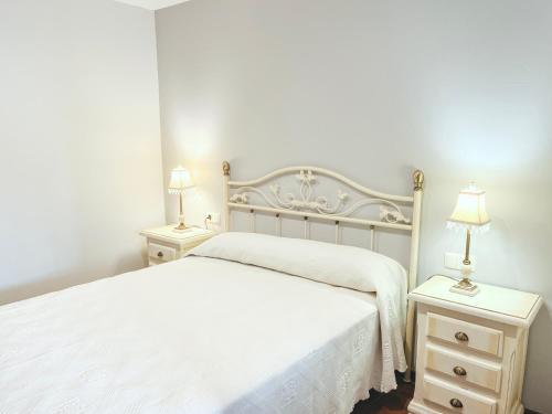 科巴罗CASA CASTAÑEIRA的卧室配有白色的床和2个床头柜