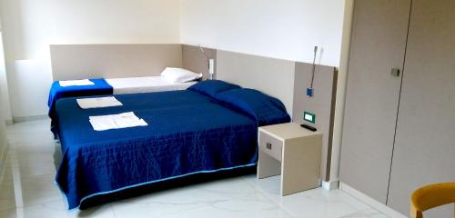 圣乔瓦尼·罗通多HOTEL HOUSE GARGANO的一间卧室配有一张带蓝色毯子的床