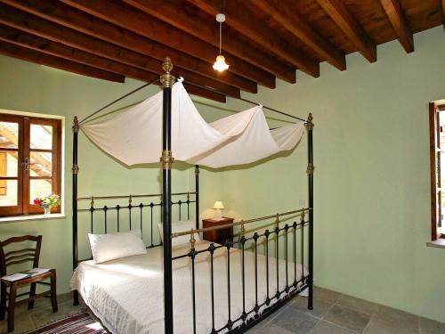 Chirokitia坡弗里奥斯乡间别墅公寓的一间卧室,卧室内配有一张天蓬床
