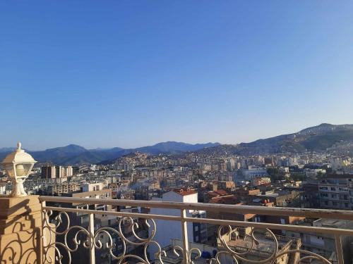 贝贾亚Appartement Niché au cœur de Bejaia的阳台享有城市美景。