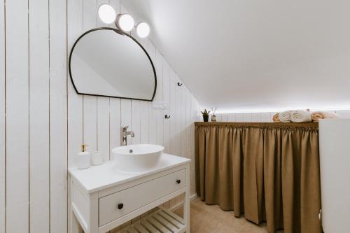 哈普萨卢Lapmanni Studios的一间带水槽和镜子的浴室