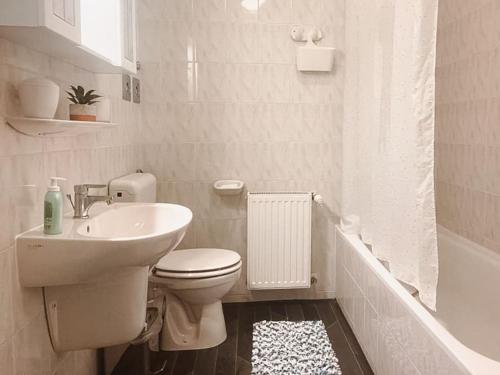 布达佩斯Szilas Lak的白色的浴室设有卫生间和水槽。
