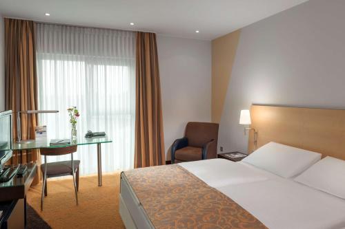 科隆科隆梅西道瑞特酒店的配有一张床和一张书桌的酒店客房
