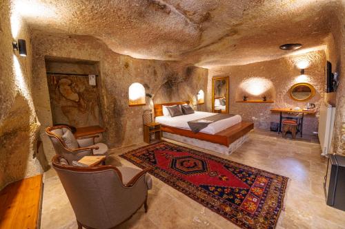 于尔居普Canyon Cave Hotel的洞穴式客房 - 带一张床的卧室