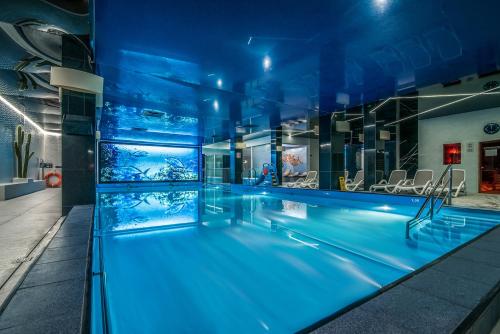 露米雅酒店SPA Faltom格丁尼亚鲁米亚的一座拥有蓝色灯光的游泳池