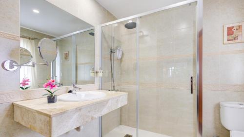 卡勒达德福斯特Chalet Mar的一间带水槽和淋浴的浴室