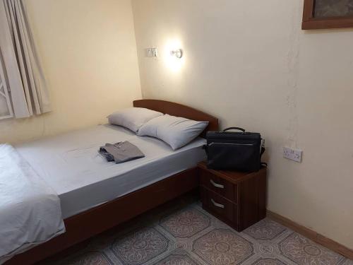 贝宁城Charming 2-Bed Cottage in Benin City的一间卧室,配有一张带袋子的床