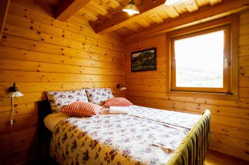 拉什科Apartma Smithy (Kovačnica)的小木屋内一间卧室,配有一张床