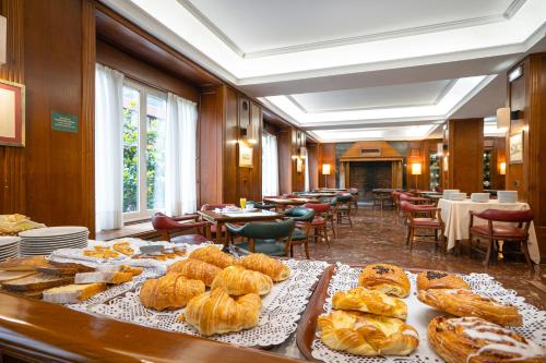 希洪埃尔南科尔特斯酒店的自助餐,包括许多不同类型的面包和糕点